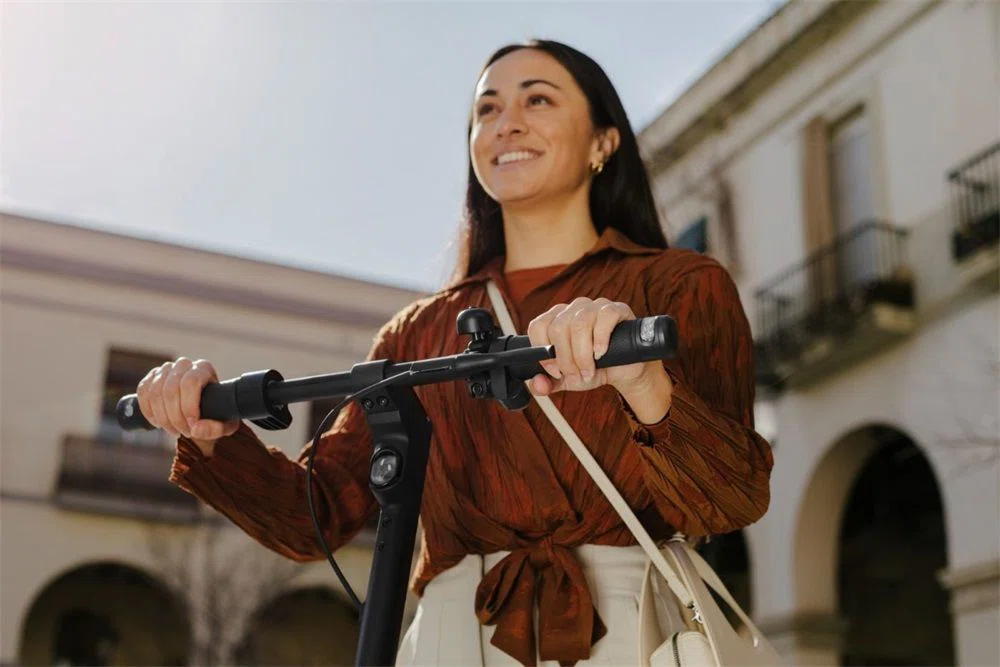 Segway-Ninebot KickScooter F2 Elektromos Roller Black - 5. kép